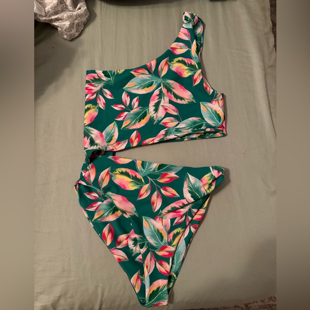 Skatie one piece worn once! Bought for a Hawaii trip